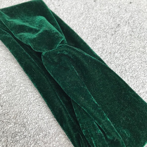 Urban Outfitters Accessories - 🌵 Emerald Green Velvet Headband 🌵